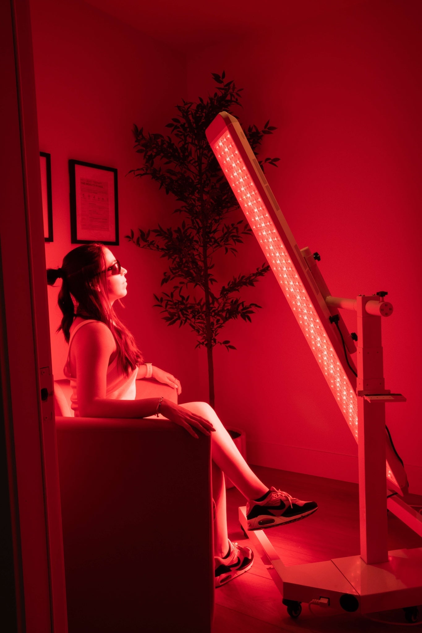 Renew Red Light Panorama Panel in a sculpt room wellness studio – lifestyle shot