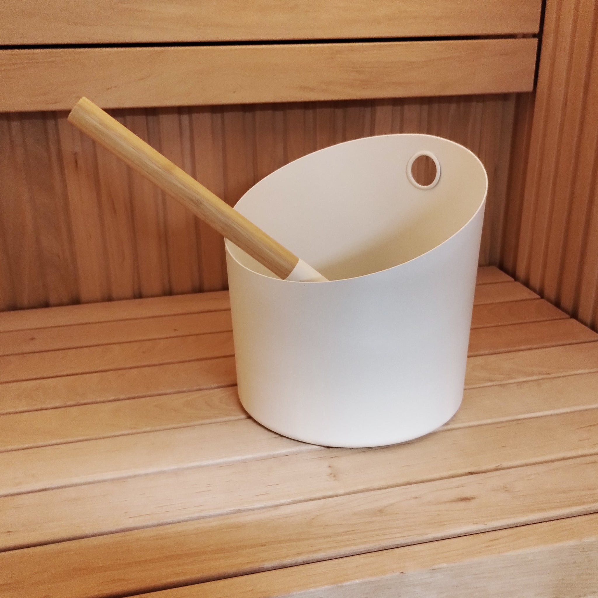 KOLO white sauna bucket — top view showing 1-gallon capacity in Sauna