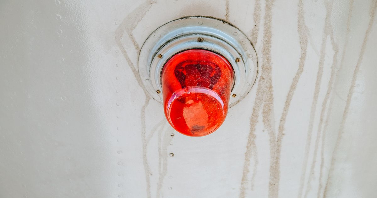 Red Light Therapy Safety Guide: Risks, Precautions, and At-Home Use Tips