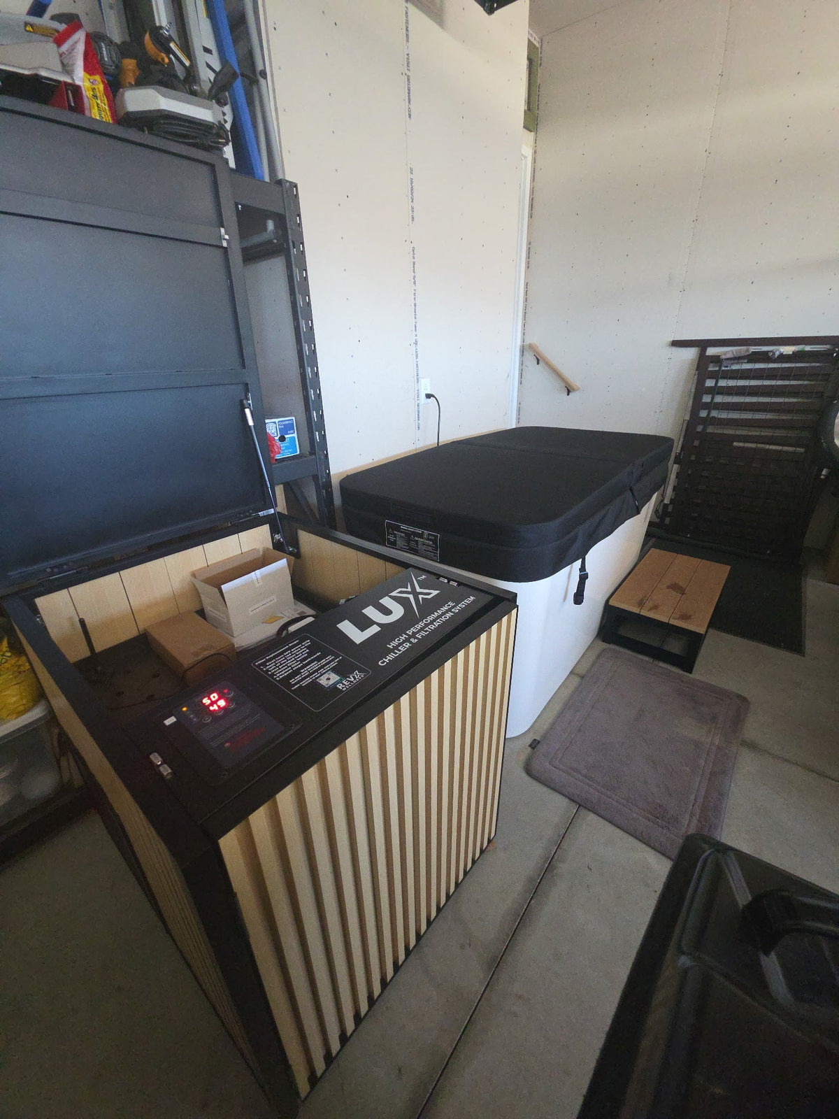 RevX LUX cabinet beside the Acrylic X Tub
